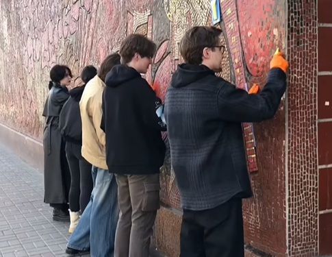 Мозаїки на бульварі Лесі Українки кияни очистили від оголошень | ПРО ГОЛОВНЕ