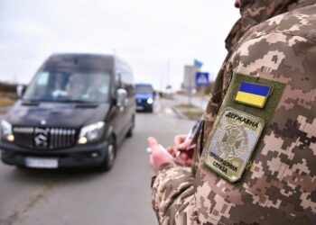 На кордоні України скасували пільговий пропуск перевізників медичних і гуманітарних вантажів