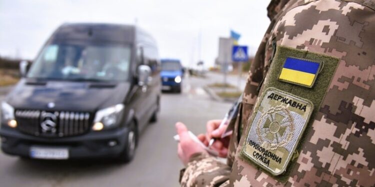 На кордоні України скасували пільговий пропуск перевізників медичних і гуманітарних вантажів