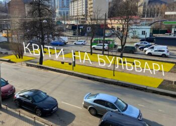 На Подолі висадять новий квітник між Верхнім і Нижнім Валами | ПРО ГОЛОВНЕ