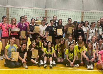 Обухівських волейболісток відзначили на турнірі “Незламні жінки”