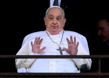 Папа Франциск постав перед вірянами вперше після госпіталізації. Відео