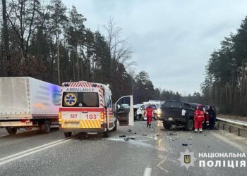 Під Києвом сталася масштабна ДТП: є постраждалі (ФОТО)