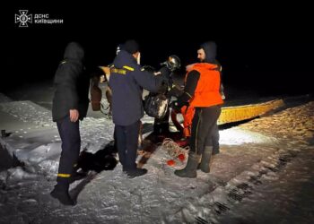 Поліцейські Київщини спільно з ДСНС рятували рибалок на Київському водосховищі