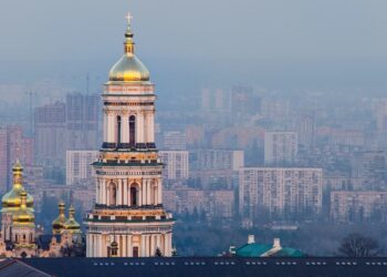 Різке похолодання, дощі й мокрий сніг. Синоптикиня розповіла про прогноз погоди у вихідні