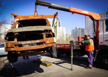 У Дарницькому районі почали вивозити покинуті та пошкоджені обстрілами авто | ПРО ГОЛОВНЕ