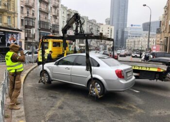 У Києві під час тривог автомобілів не евакуюють ще із 2022 року – у мерії пояснили, що ініціатива голови КМВА Ткаченка запізнилася