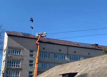 У лікарні Макарова розпочато монтаж дахової сонячної електростанції
