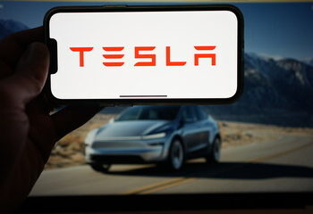 У лютому акції Tesla впали майже втричі |