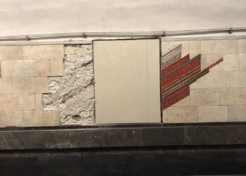 У метро Палац Україна перфораторами збили мозаїку – подробиці | ПРО ГОЛОВНЕ