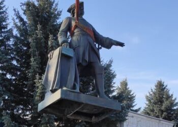 У Полтаві демонтували пам’ятник Петру І  | ПРО ГОЛОВНЕ