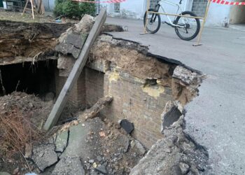 У проваллі в одному з дворів на Печерську знайшли історичні мурування XIX століття | ПРО ГОЛОВНЕ