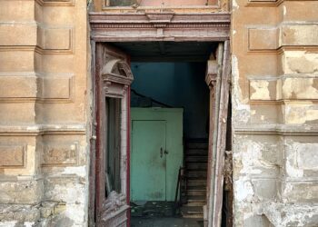 В Одесі відновили 130-річні двері, пошкоджені під час російської атаки | ПРО ГОЛОВНЕ