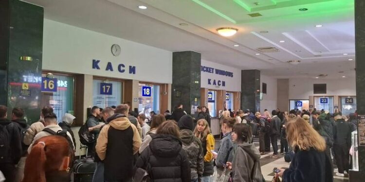 Збій онлайн-сервісів “Укрзалізниці” триває другу добу. У компанії заявили про кібератаку