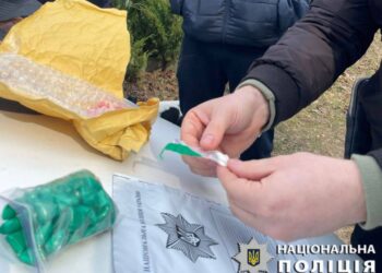 Збував наркотики через закладки: поліцейські Київщини повідомили про підозру фігуранту на Бучанщині