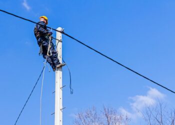 87 енергетиків ДТЕК нагородили за відновлення світла після обстрілів у Одеській області
