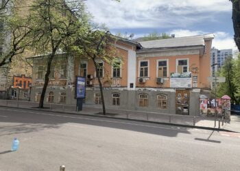 Будинок з хлібною лавкою на вулиці Ярославів Вал продовжують знищувати | ПРО ГОЛОВНЕ