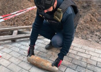 Будівельники виявили артснаряд у Гатному