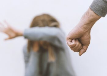 Через війну українці перебувають у стані стресу й страху і зриваються на сім’ї – доповідь ООН