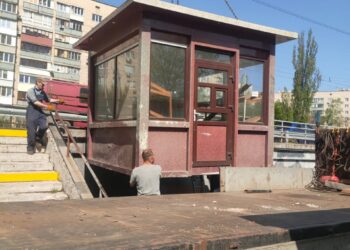 Демонтаж МАФів на Оболоні — зелені зони на вулиці Героїв полку Азов розширять | ПРО ГОЛОВНЕ