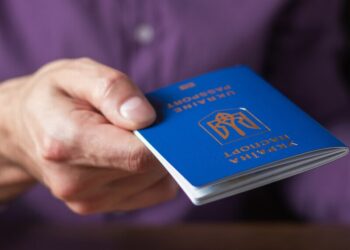 Для чоловіків за кордоном спростили оформлення українських паспортів