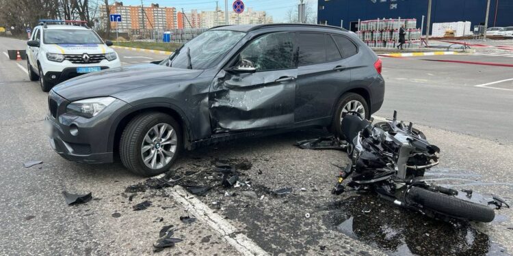 ДТП на Київщині: мотоцикліст постраждав унаслідок зіткнення з BMW
