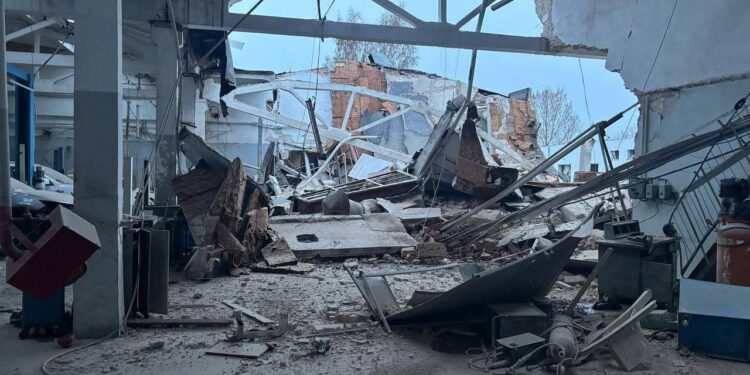 Масована атака на Київщину: пошкоджено будівлі й авто у трьох районах (ФОТО)