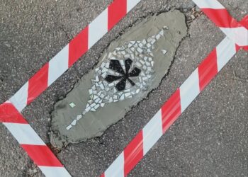 Мініатюрні мозаїки в ямах Києва — новий артпроєкт у Подільському районі | ПРО ГОЛОВНЕ