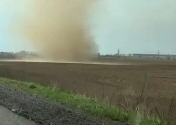 На Броварщині вирував торнадо: атмосферне явище зафіксували очевидці (ВІДЕО)