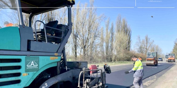 На Київщині відновлюють покриття на дорозі Глеваха — Підгірці