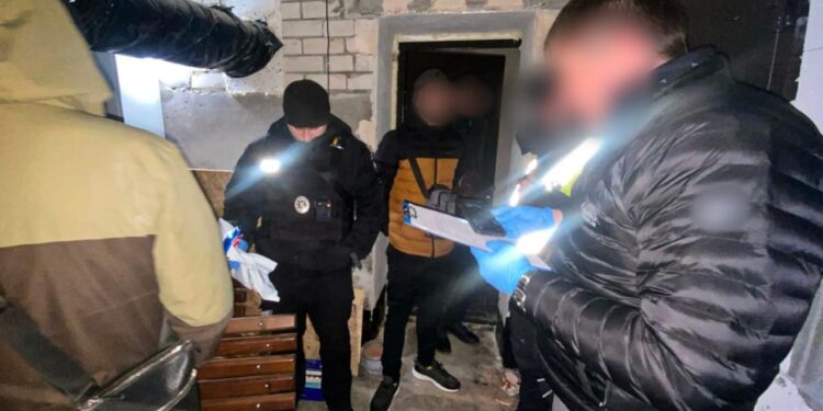 На Київщині затримали чоловіка за незаконне зберігання зброї та гранат