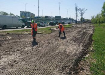 На Столичному шосе висіяли декоративні луки | ПРО ГОЛОВНЕ