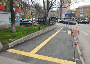 Нові безбар’єрні маршрути у Києві – У двох районах міста з’явилися інклюзивні підходи до лікарень | ПРО ГОЛОВНЕ