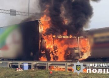 Під час руху на автодорозі загорілась вантажівка