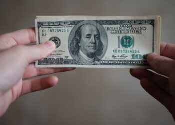 Прогноз банкіра: чи варто купувати долар до середини квітня |