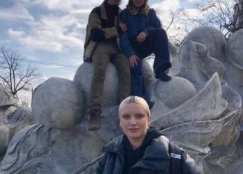 Скульптуру Водограй на Троєщині очистили від сміття | ПРО ГОЛОВНЕ