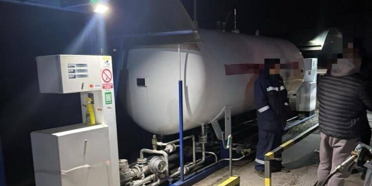 Судитимуть організатора нелегальної АЗС у Бучанському районі: збував контрафактне пальне