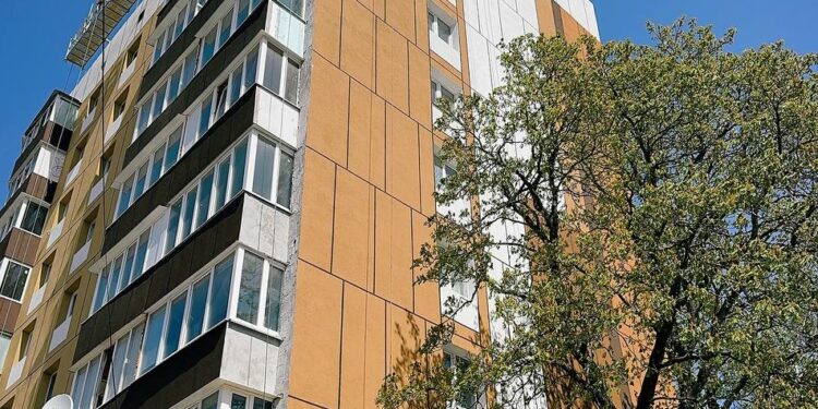 У Бородянці по вул.Великій відновлюють дві багатоповерхівки