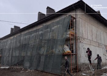 У Бородянці триває капітальний ремонт будинку на Центральній