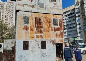 У Києві демонтували саморобнмй голубник з трьох гаражів  | ПРО ГОЛОВНЕ