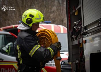 У Києві після атаки дрона рятувальники не змогли заїхати у двір — що робити мешканцям | ПРО ГОЛОВНЕ