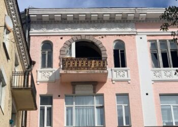 У Києві повернули перемичку історичного вікна на Великій Житомирській | ПРО ГОЛОВНЕ