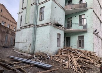 У Києві розбирають будівлю 1900 року на Еспланадній  | ПРО ГОЛОВНЕ