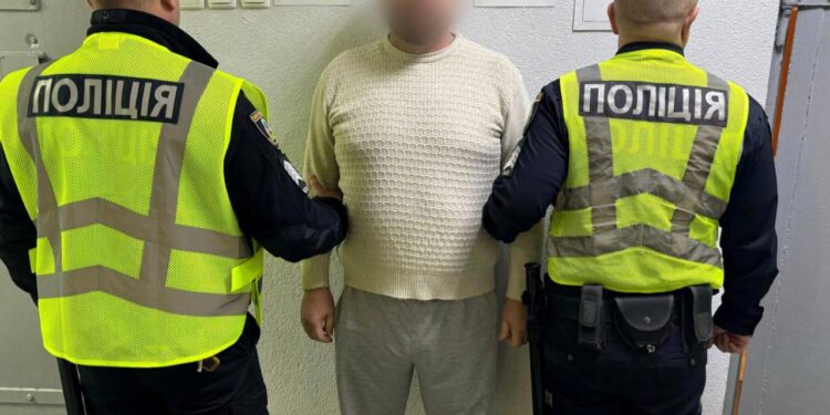 У Київській області чоловік тричі вдарив дружину ножем у спину