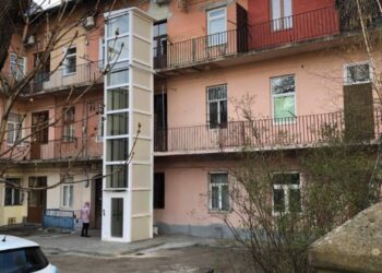 У Львові добудували зовнішній ліфт біля старого будинку | ПРО ГОЛОВНЕ