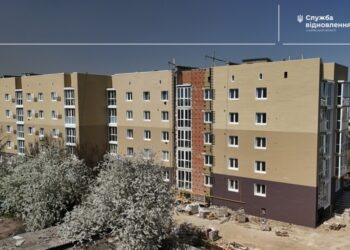 У Макарові триває відновлення багатоповерхівки на вулиці Ростовського