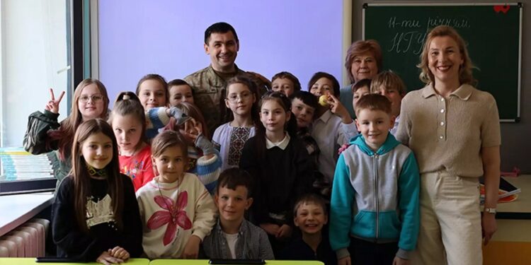 У одному із ліцеїв Київщини із дітьми зустрівся Герой України Ілля Жеведь