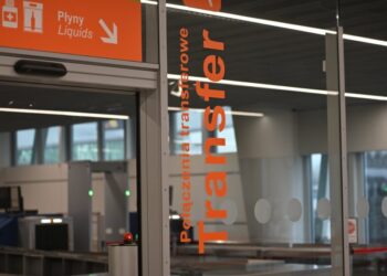 В аеропорту Шопена затримано українку, яку розшукував Інтерпол – СВІТ