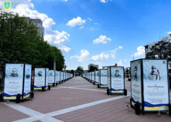 В Ірпені на Алеї полеглих Героїв висадили живі квіти до поминальних днів