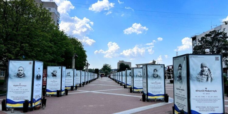 В Ірпені на Алеї полеглих Героїв висадили живі квіти до поминальних днів